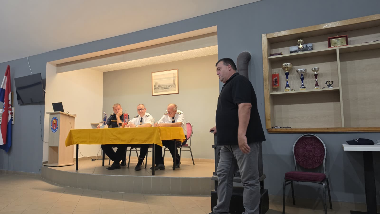 Obraćanje delegata na izbornoj skupštini u vatrogasnom domu DVD-a Kolarec