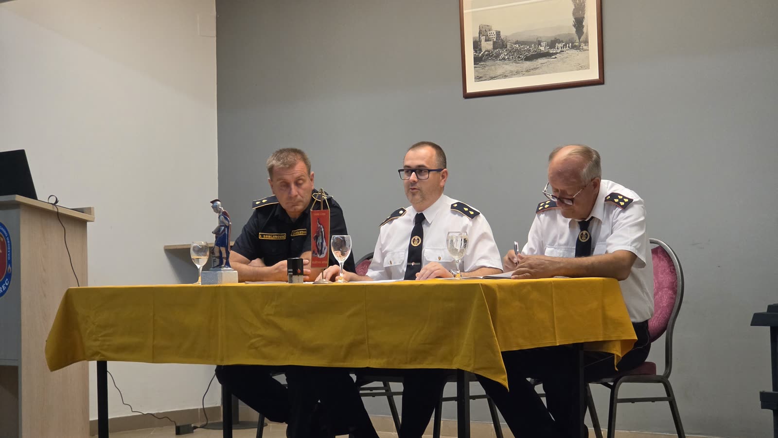 Radno predsjedništvo za stolom tijekom izborne skupštine VZO Gornja Rijeka u vatrogasnom domu DVD-a Kolarec