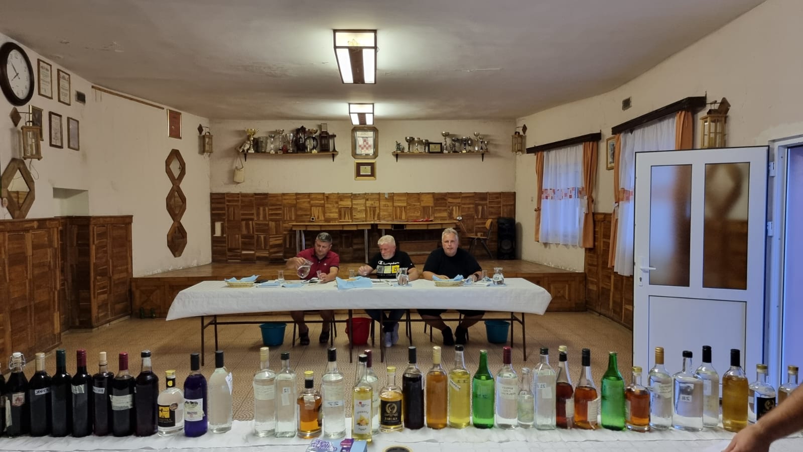 Komisija u sali vatrogasnog doma