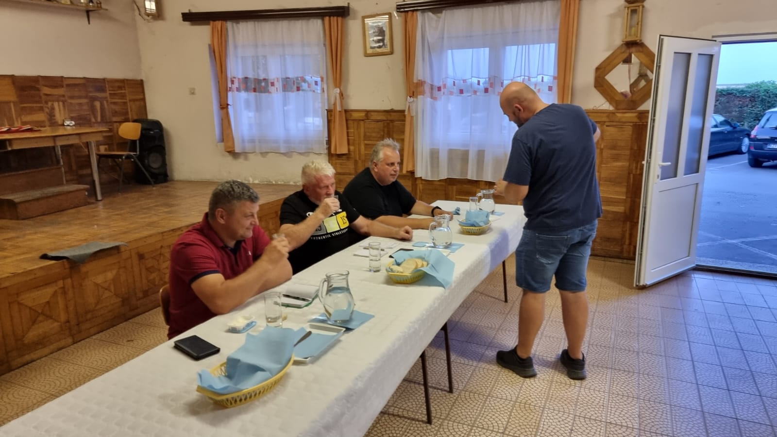 Ocjenjivači za stolom kušaju anonimne uzorke rakije