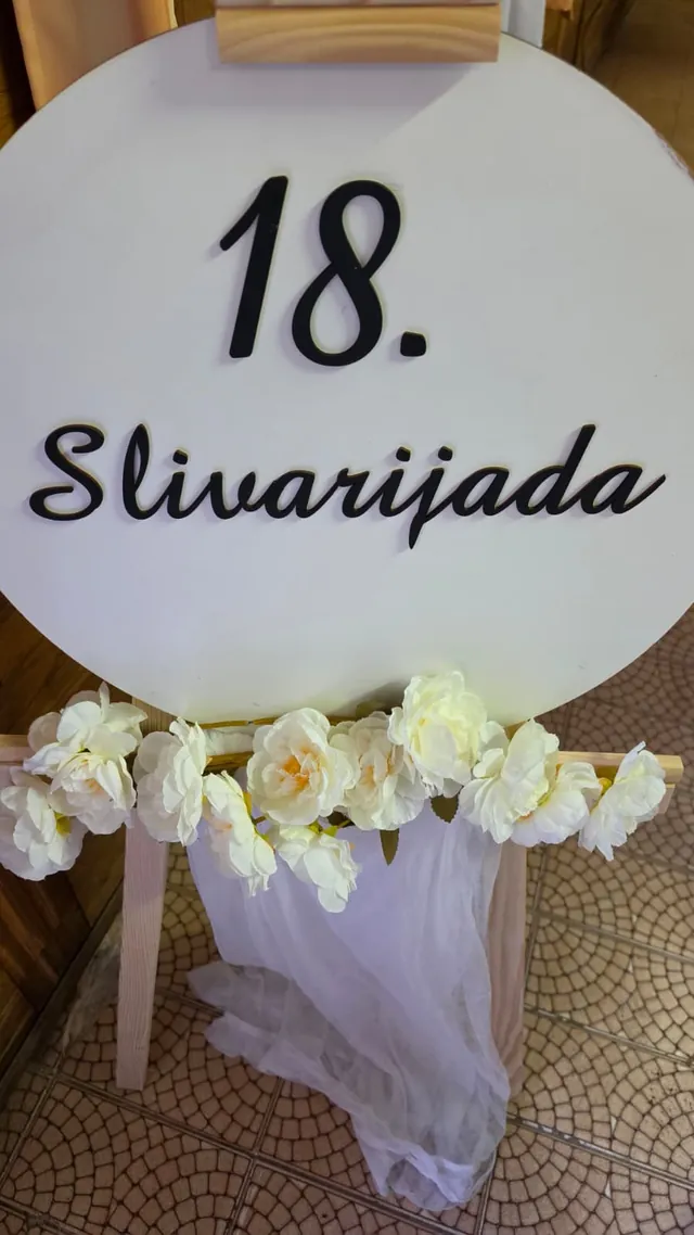 Ukrasna ploča 18. Slivarijade s bijelim cvijećem