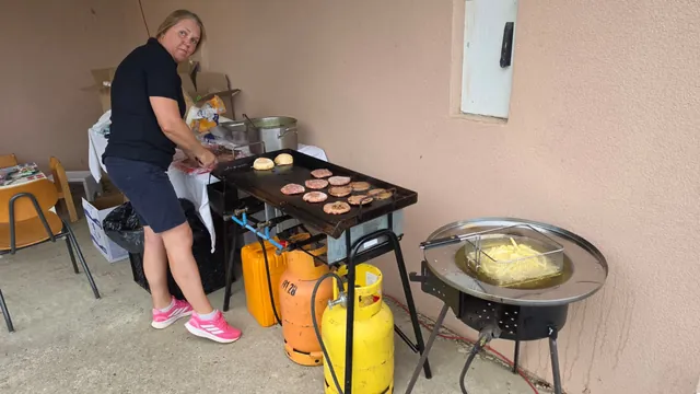 Priprema pljeskavica na roštilju i pomfrita u fritezi