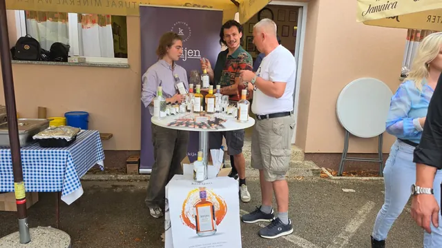 Gosti razgledavaju boce rakija na štandu destilerije
