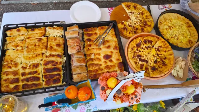 Plehovi štrudle i zlevanke na svečano uređenom stolu