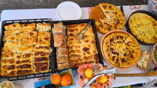 Domaći kolači i pite narezani za posluživanje