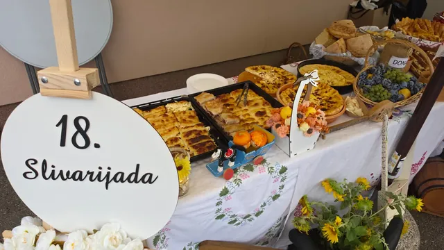 Ploča dobrodošlice uz bogato ukrašen stol s pecivima