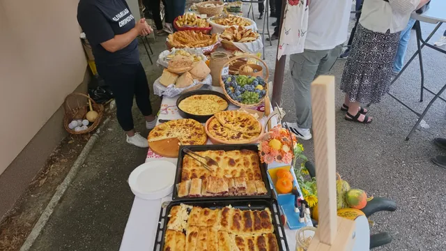 Dugi stol s košarama peciva i domaćim pitama