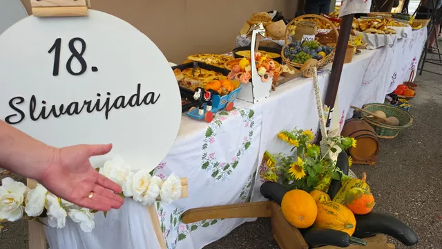 Ruka pokazuje ukrasnu ploču uz stol s jelima