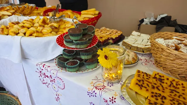 Čokoladni kolačići na stalku uz kiflice i zlevanku