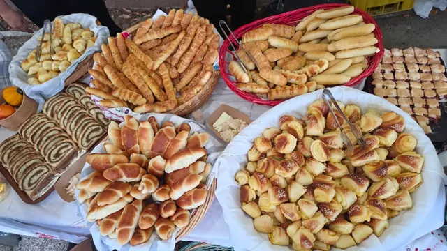 Košare kiflica, štapića i orehnjača na stolu