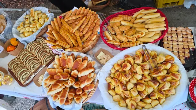 Obilje domaćih peciva i savijača u košarama