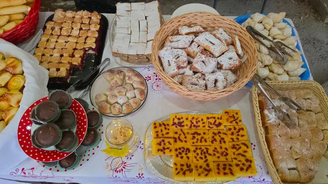Krafne, zlevanka i kolači posluženi u košarama
