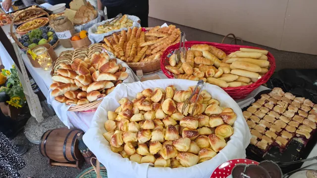 Velika košara kiflica sa sezamom uz pite sa šljivama