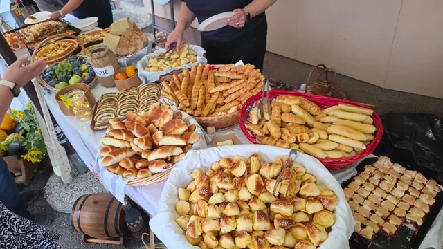 Vani prostrt stol pun domaćih peciva i kolača