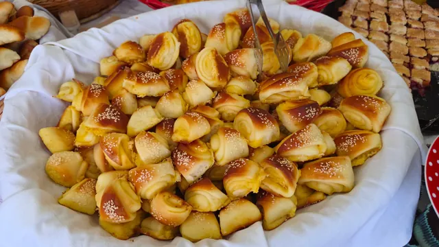 Košara domaćih kiflica posutih sezamom