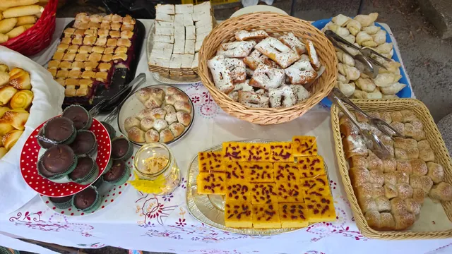 Stol prepun raznovrsnih domaćih kolača i slastica