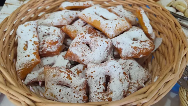 Košara hrskavih krostula posutih šećerom u prahu