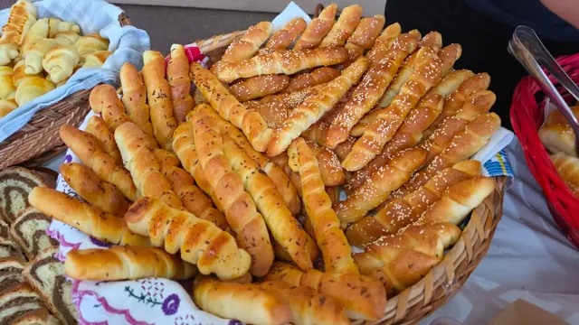 Košare slanih štangica sa sezamom i kimom