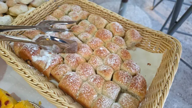 Košarica slatkih pufnica posutih šećerom u prahu