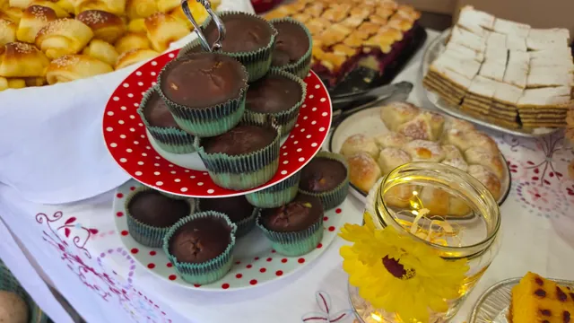 Čokoladni muffini složeni na tanjuru s točkicama
