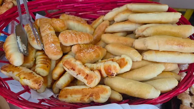 Crvena košara punjenih slanih štapića i peciva
