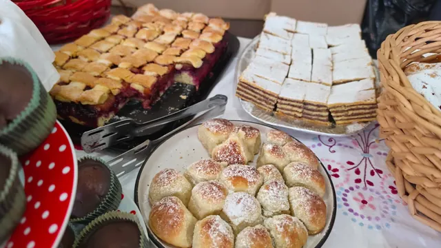 Pita od šljiva i domaći kolači na stolu