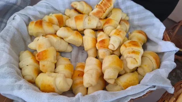 Košara kiflica posložena u kariranoj krpi