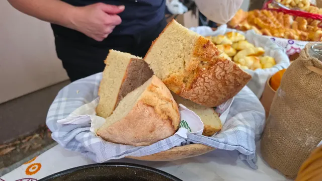 Domaći kruh u drvenoj zdjeli s krpom