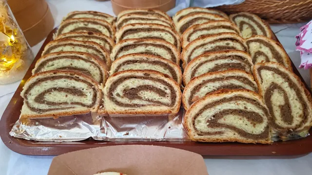 Pladanj narezane orehnjače složene u redove