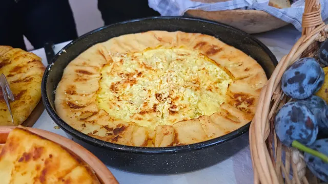 Okrugla pita sa sirom u crnoj tepsiji