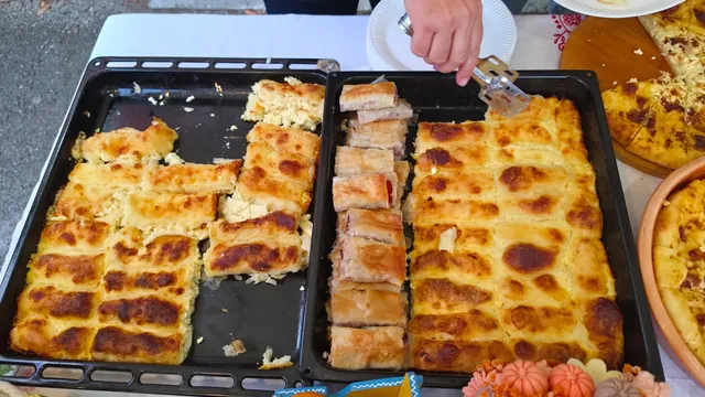 Tepsije domaćih pita i savijača na posluživanju