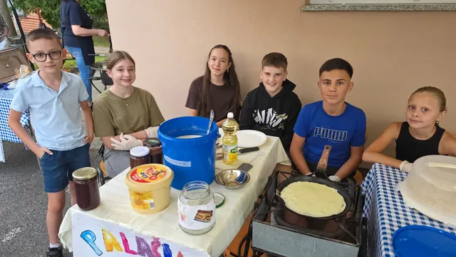 Mladež za štandom priprema palačinke za posjetitelje