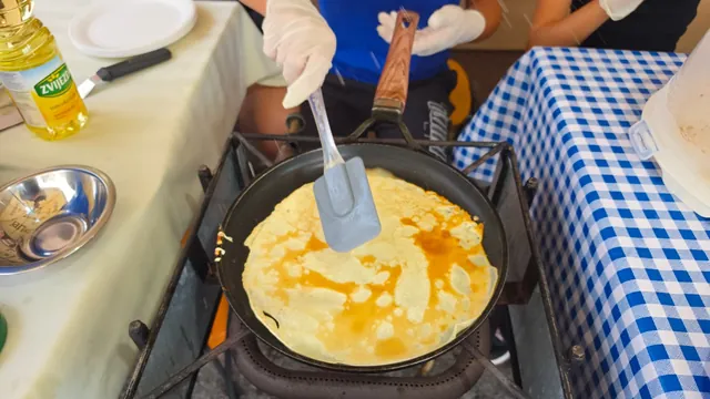 Pečenje palačinke na tavi uz plinski plamenik
