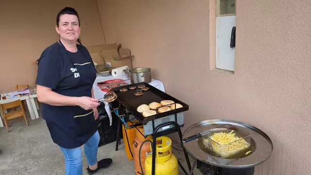 Priprema hamburgera i pomfrita na roštilju ispred doma