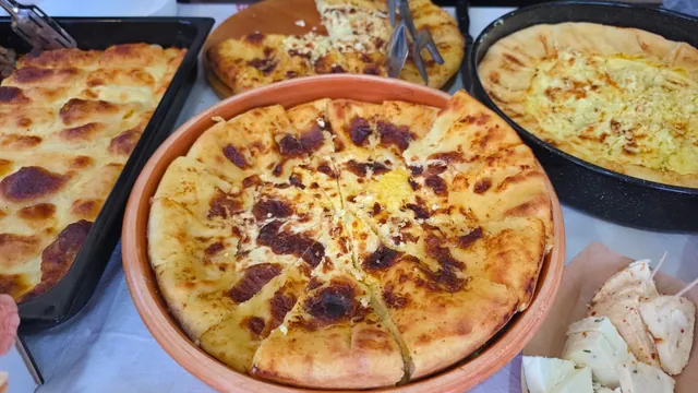 Sirnice i pite u tepsijama izbliza