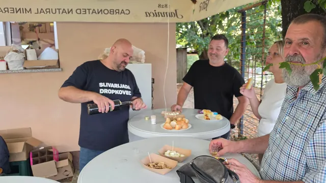 Točenje rakije gostima za stajaćim stolovima