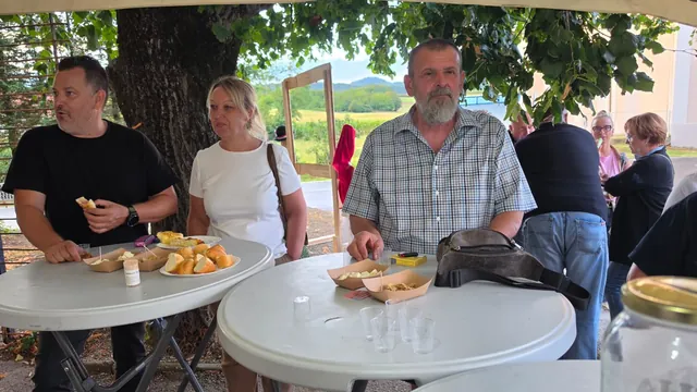 Gosti uz zakusku za stolovima pod suncobranima