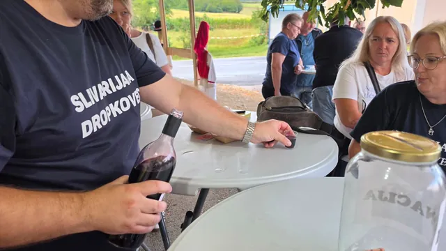 Posluživanje čašice rakije gostima pod nadstrešnicom