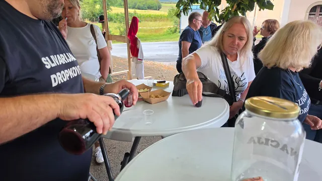 Točenje domaće rakije u čašice za goste