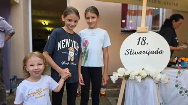 Tri djevojčice uz okruglu ploču osamnaeste Slivarijade