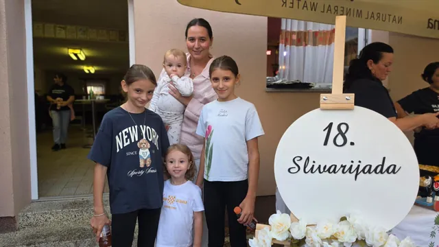 Majka s djecom pozira uz ploču Slivarijade