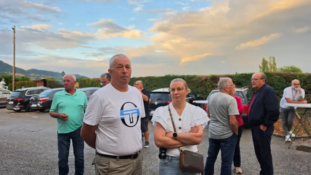 Gosti na okupu ispred doma pod večernjim nebom