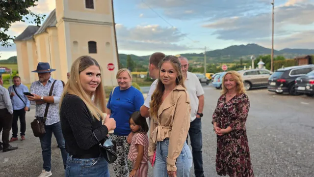 Mlade gošće i obitelji druže se kraj crkve