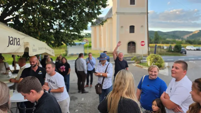 Brojni gosti pristižu i pozdravljaju se kraj crkve