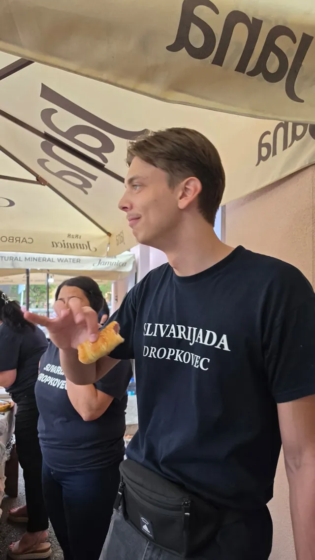 Mladi član ekipe s pecivom pod suncobranom