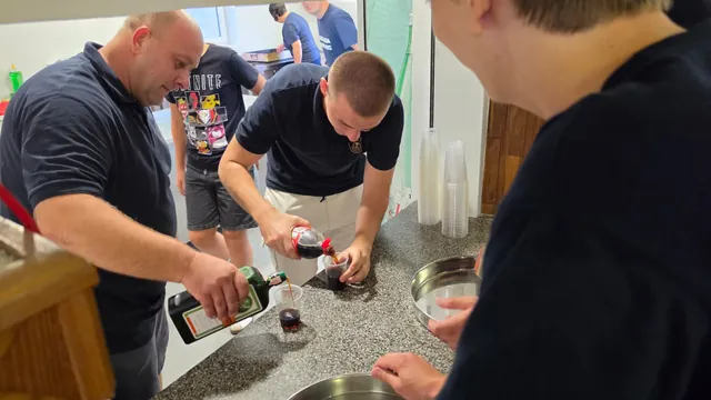 Članovi ekipe pripremaju piće za šankom