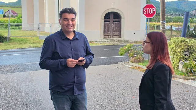 Razgovor dvoje gostiju ispred kapele uz cestu