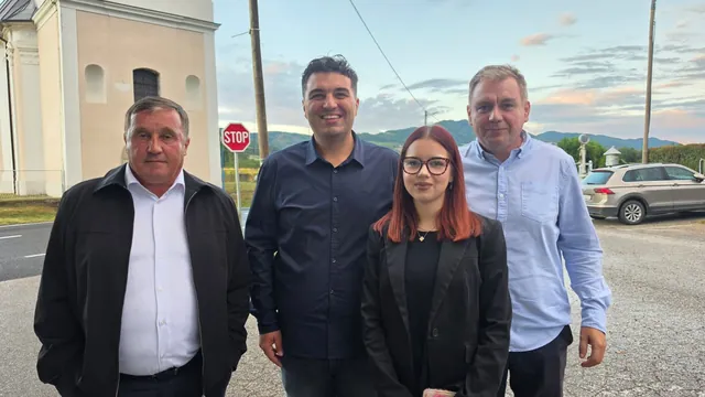 Četvero uzvanika pozira ispred crkve u predvečerje