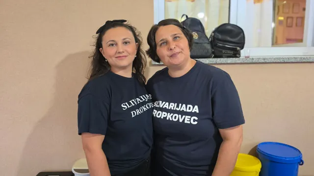Dvije članice ekipe u majicama Slivarijade poziraju u domu