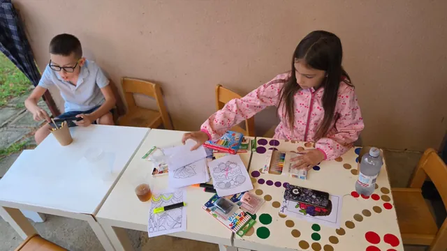 Djeca crtaju i boje u dječjem kutku